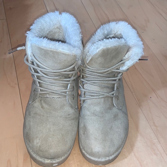 size 8 lace up fluffy boots. In great condition and very comfortable!! - Picture 1 of 3